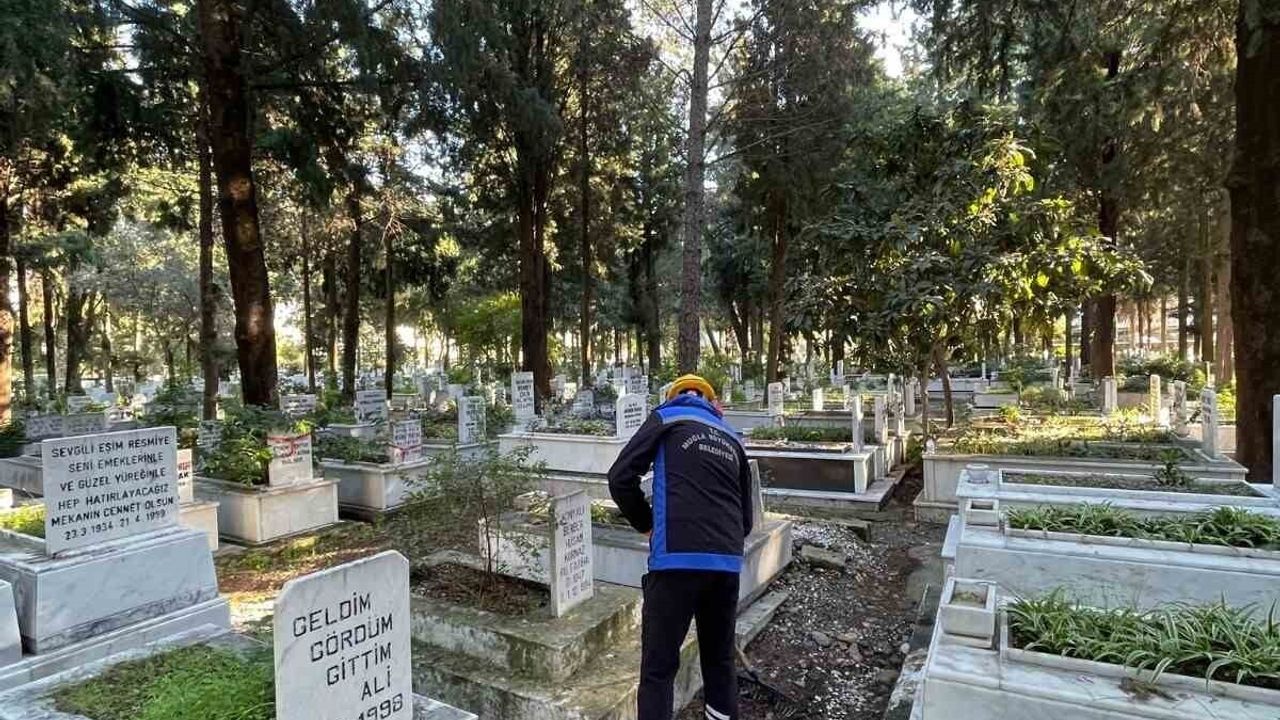 Muğla'da Mezarlıklarda Temizlik ve Bakım Çalışmaları Sürüyor