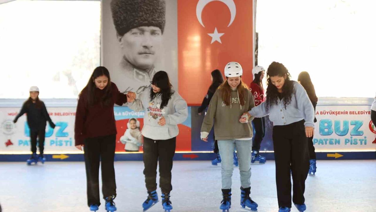 Muğla'da Yeni Yıl Coşkusu: Menteşe Kent Meydanı'nda Ücretsiz Buz Paten Pisti