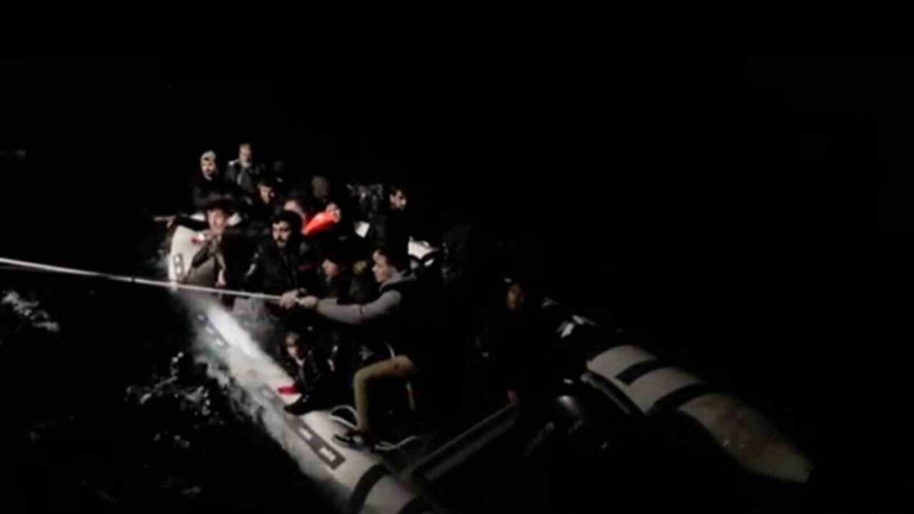 Muğla Fethiye'de 13'ü Çocuk 29 Düzensiz Göçmen Kurtarıldı, 2 Kaçakçı Yakalandı