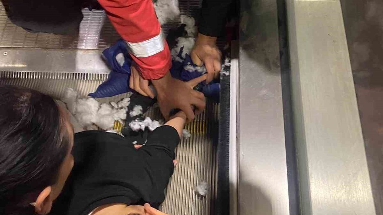 Muğla Menteşe'de yürüyen merdivene sıkışan 5 yaşındaki çocuk kurtarıldı