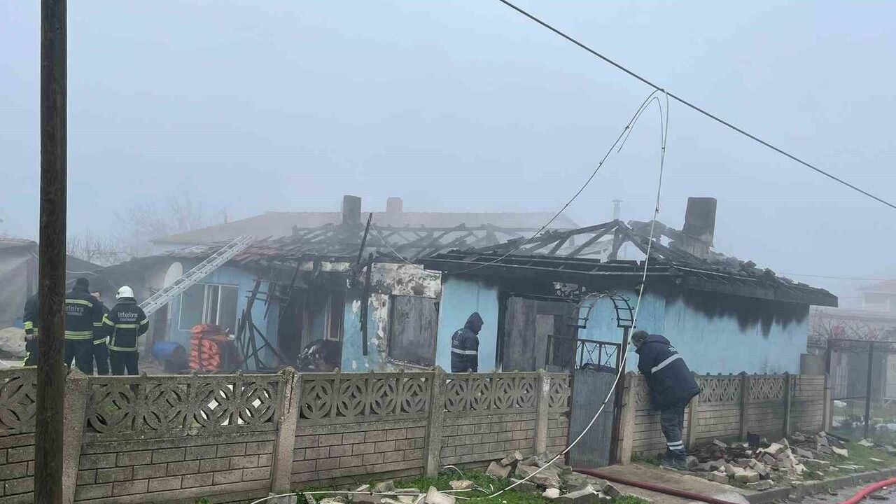 Muratlı'da Ev Yangını: 1 Kişi Dumandan Etkilendi, Evde Büyük Hasar