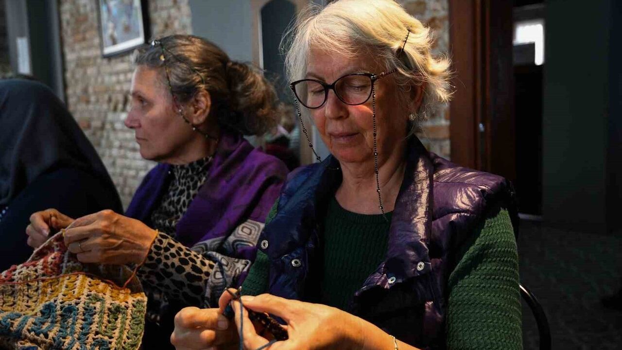 Muratpaşa Çifte Kuyular Yaşlı Evi'nden Miniklere Sıcacık Atkı, Bere ve Kazaklar