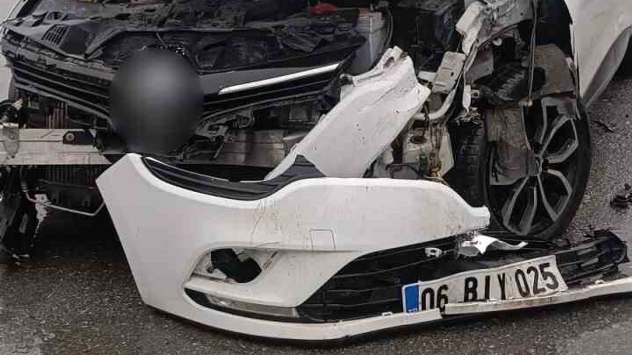 Muş-Bitlis Kara Yolu'nda Kaza: 2 Otomobil Çarpıştı, 3 Yaralı