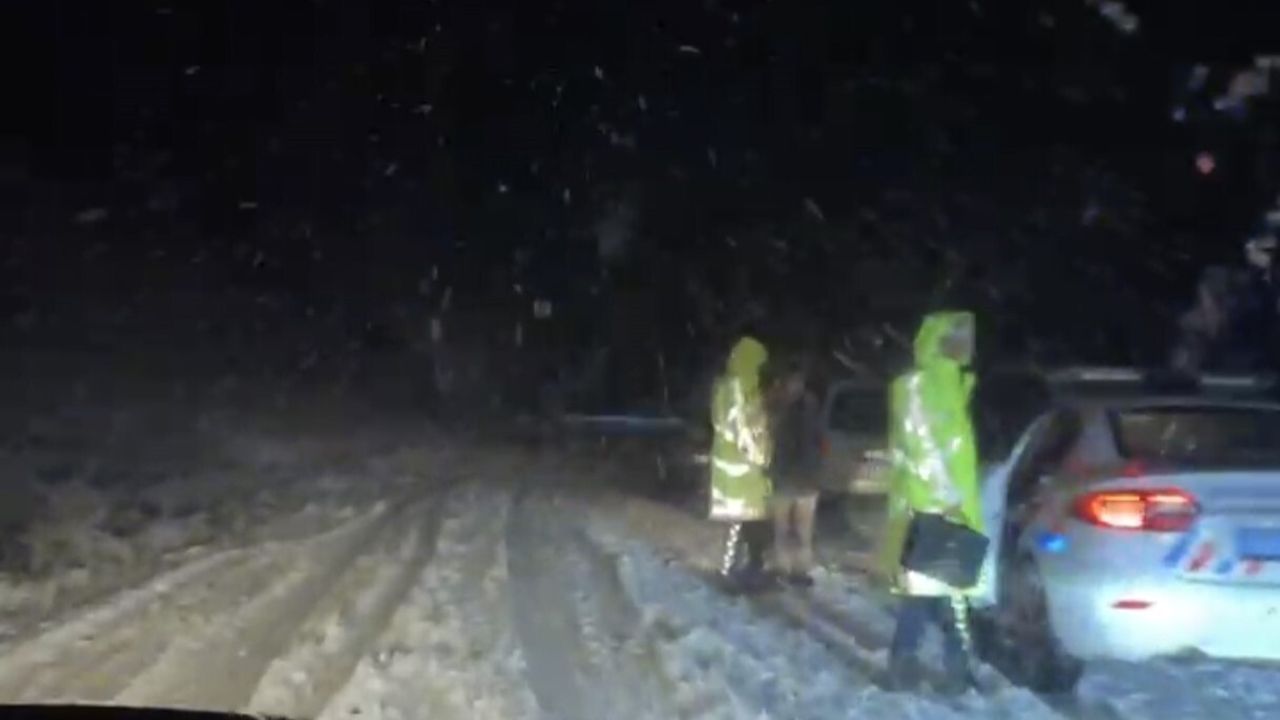 Muş-Bulanık'ta Kar Engeli: Jandarma Rampada Mahsur Kalan Araçları Kurtardı