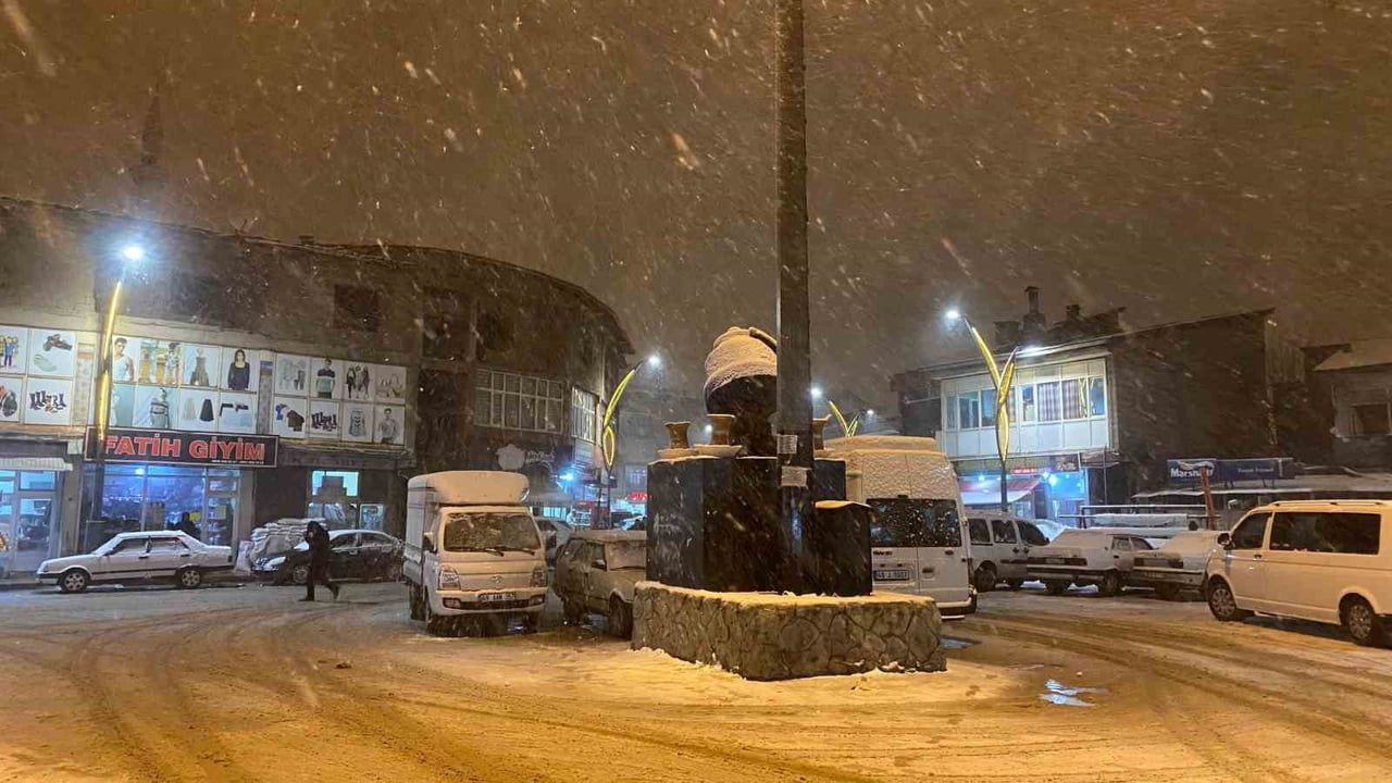 Muş Hasköy’de Mevsimin İlk Karı Yağdı