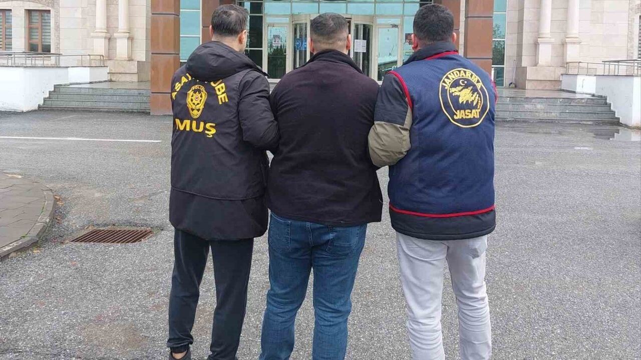 Muş'ta 20 Yıl Kesinleşmiş Hapis Cezası Olan Hükümlü JASAT ve Polis Operasyonuyla Yakalandı