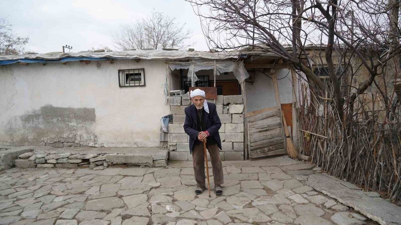 Muş’ta 86 Yaşındaki Rüstem Dede 50 Yıldır Sadece Çay ve Gofretle Yaşıyor