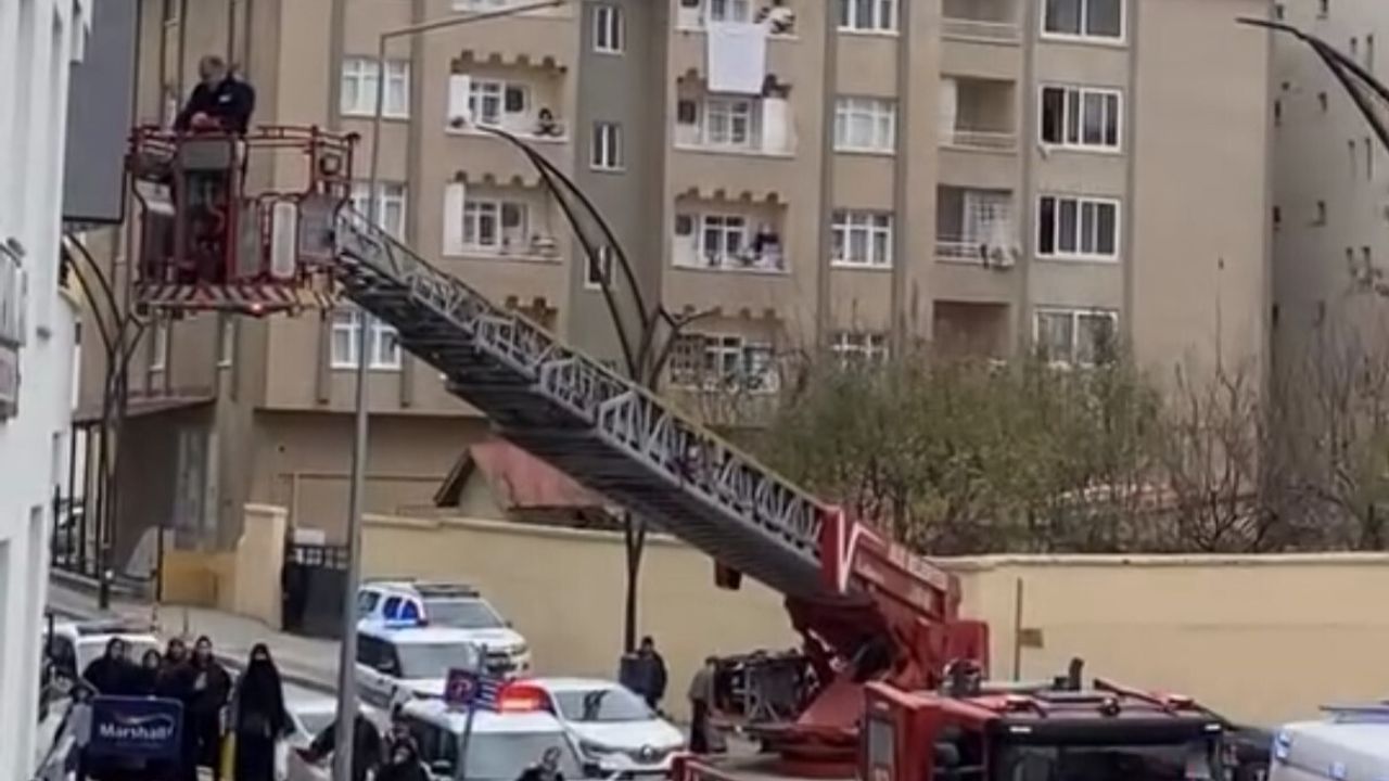 Muş'ta Apartman Dairesinde Kendine Zarar Teşebbüsü: Ekipler Kapıyı Kırıp Müdahale Etti