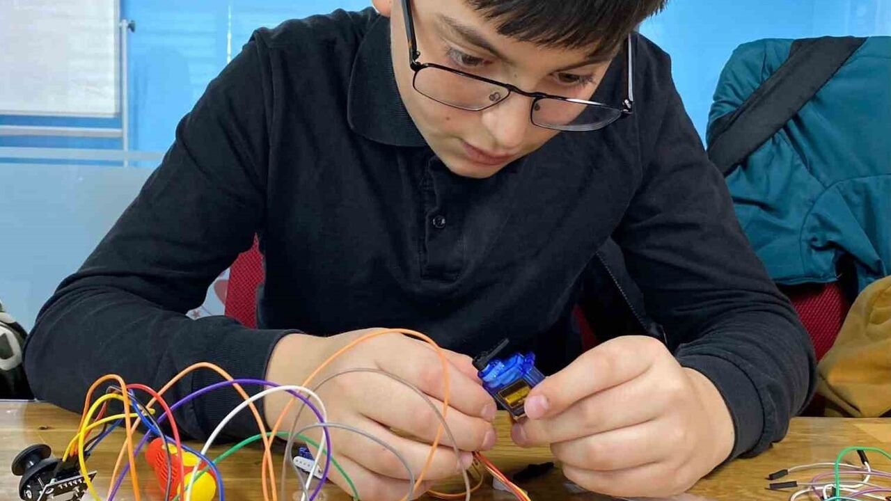 Muş’ta Deneyap’ta “İleri Robotik” Eğitimleri Devam Ediyor