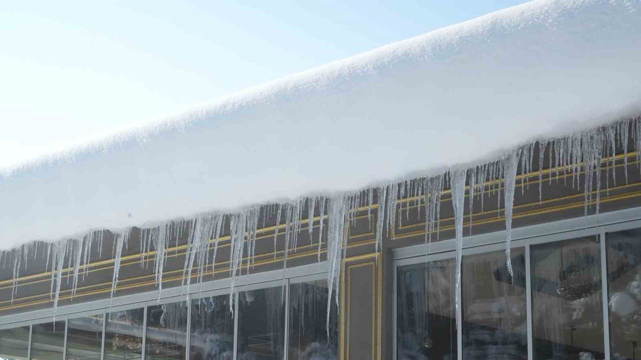 Muş'ta Eksi 28 Derece: Metrelerce Buz Sarkıtları ve Donan Göletler