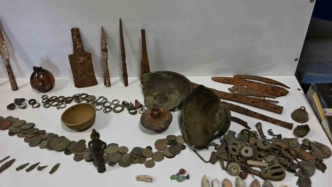 Muş’ta Kaçakçılık Operasyonu: 286 Tarihi Eser ve Çok Sayıda Silah Ele Geçirildi