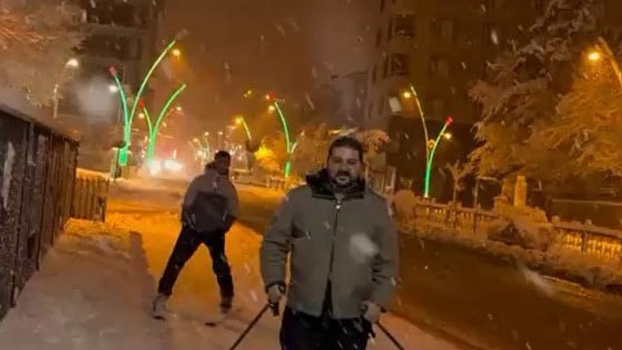 Muş'ta Kar Eğlenceye Döndü: İstasyon Caddesi'nde Kayak Keyfi