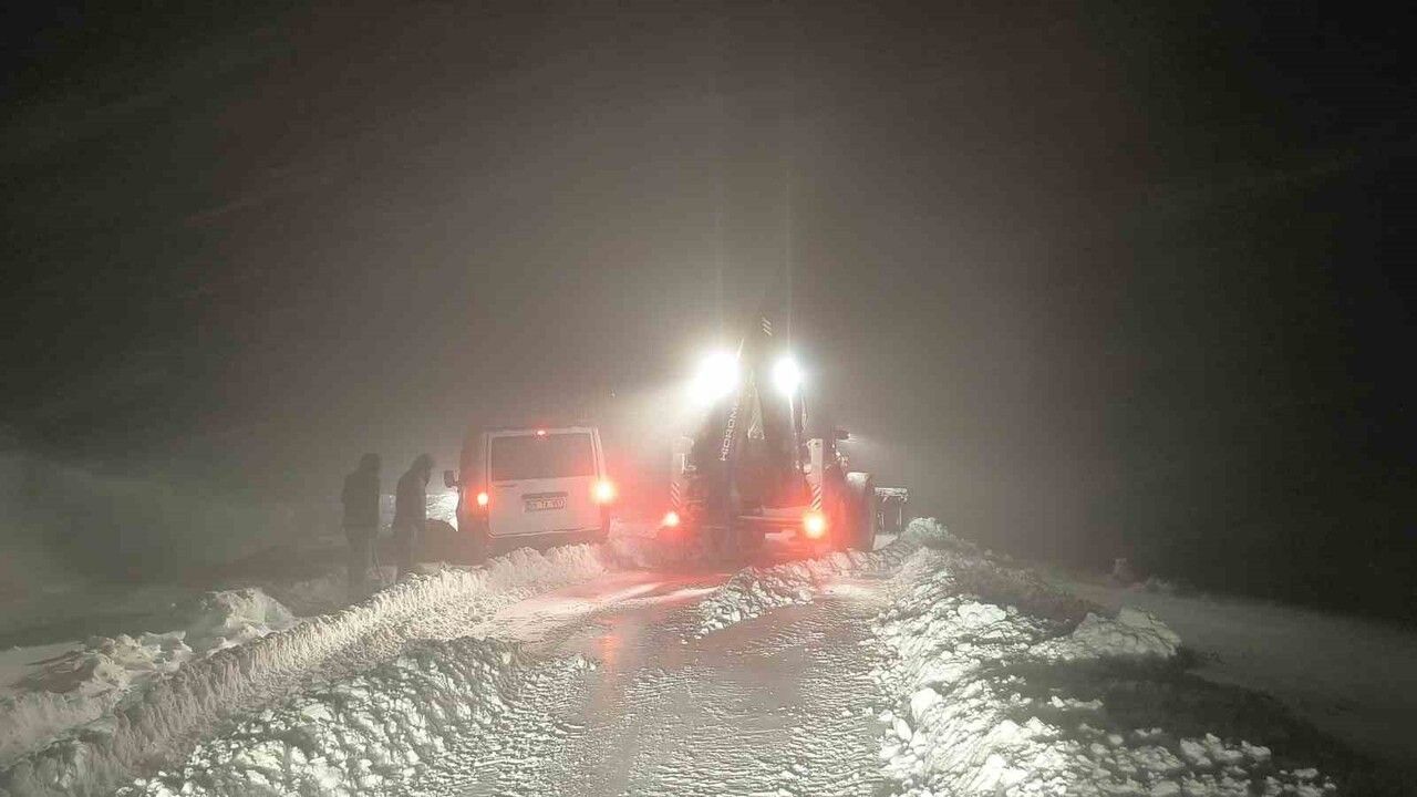 Muş'ta kar ve tipide mahsur kalan 7 kişi kurtarıldı