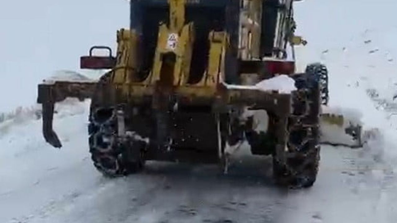 Muş’ta Kardan Kapanan Yolda Ambulansta Doğum