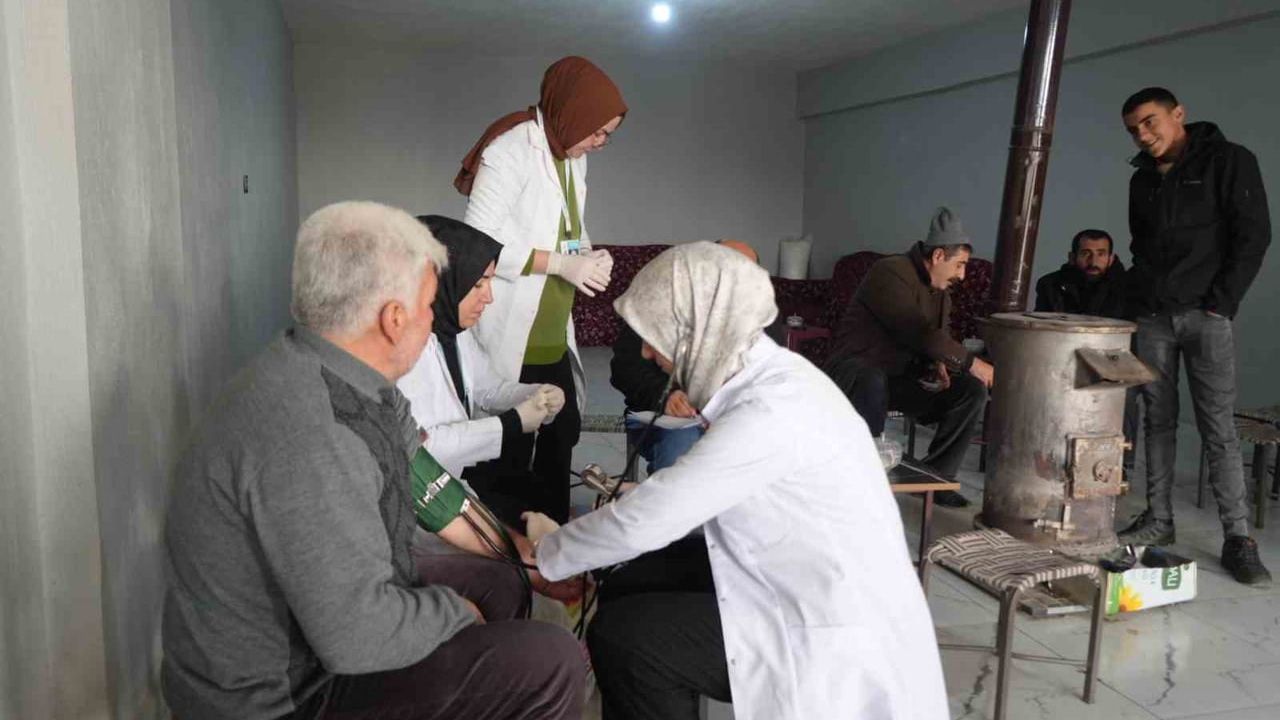 Muş'ta Köy Köy Mobil Sağlık Taraması: Taşoluk'ta Tansiyon ve Şeker Ölçümleri