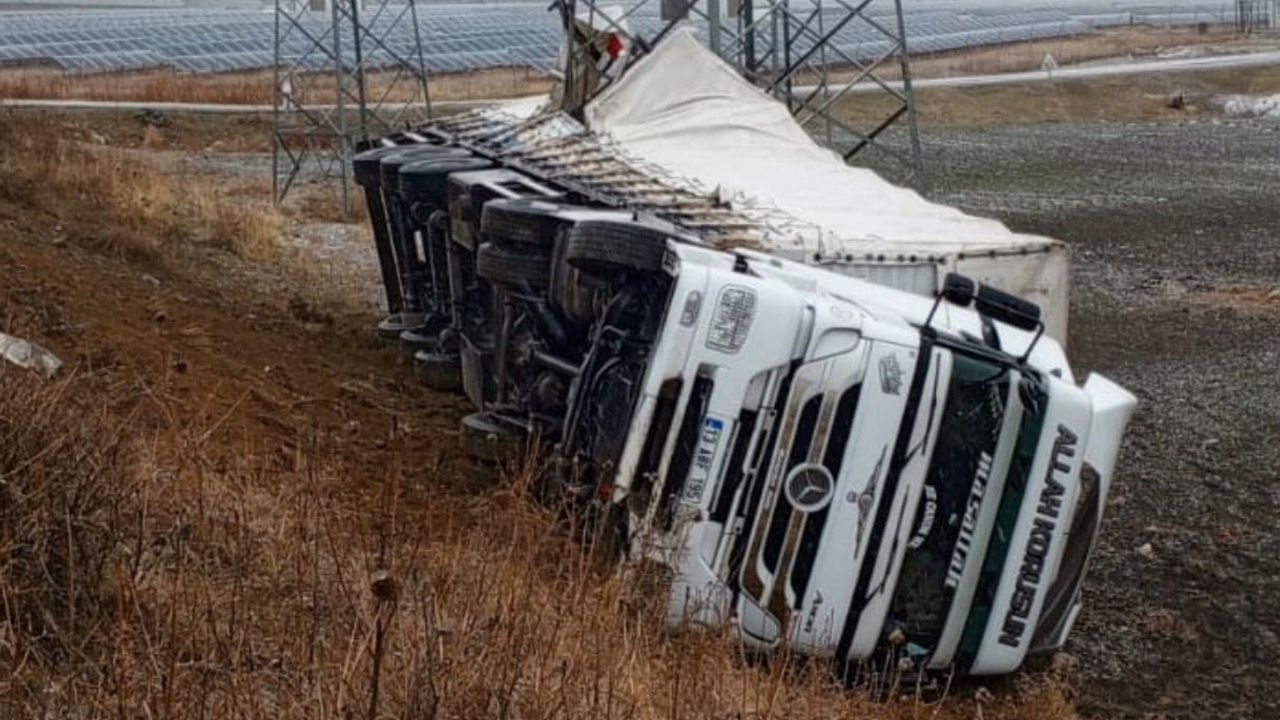 Muş’ta Tır Virajı Alamayıp Şarampole Yuvarlandı — Maddi Hasar