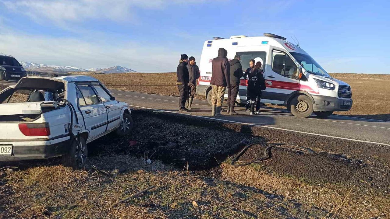 Muş'ta Trafik Kazası: 49 AAK 092 Plakalı Araç Takla Attı
