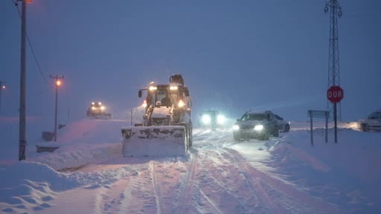Muş'ta Yeni Yıl Mesaisi: Vali Avni Çakır Sahadaki Ekipleri Ziyaret Etti