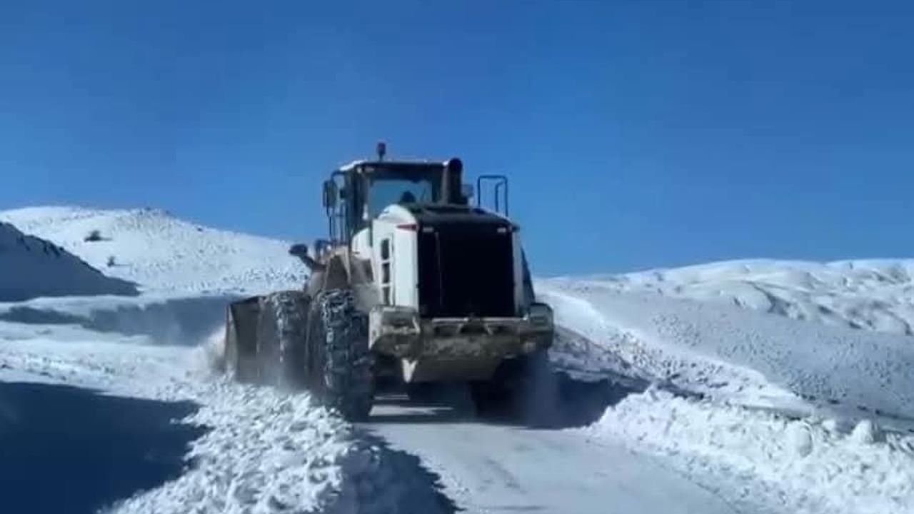 Muş Varto'da Kar Ulaşıma Engel Oldu: 25 Köy Yolu Kapandı