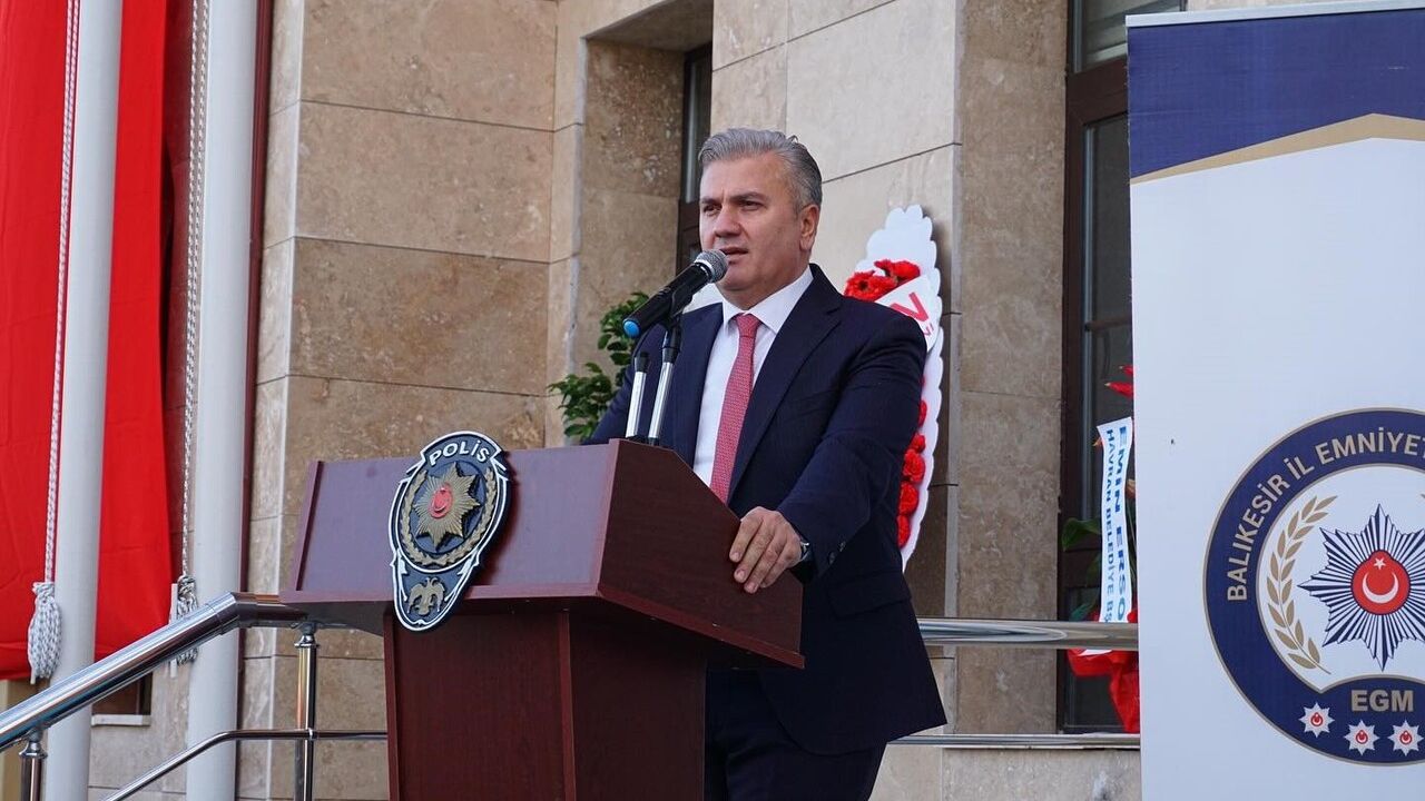 Mustafa Canbey'in Adıyla Dolandırıcılık: Balıkesir'de 2 Kişi Tutuklandı