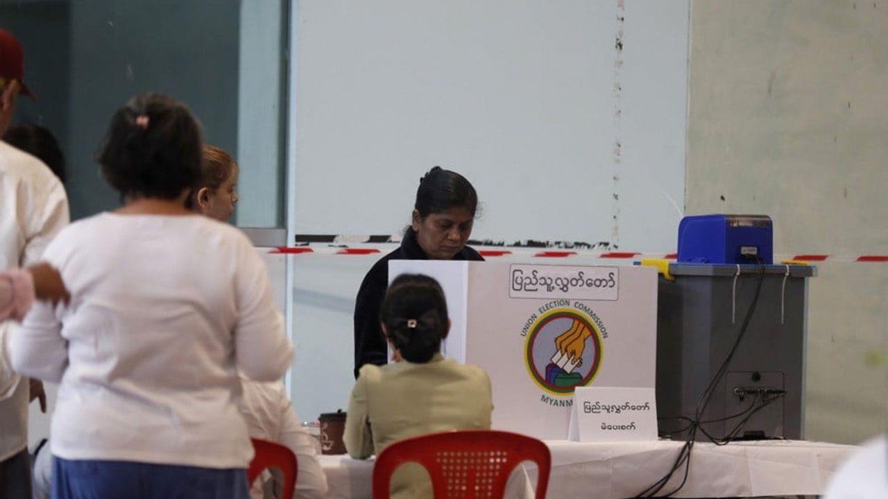 Myanmar'da Darbe Sonrası İlk Genel Seçimler Başladı — 50 Binden Fazla Elektronik Oy Makinesi
