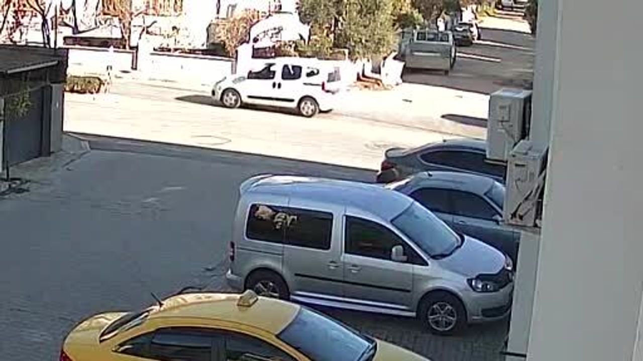 Nazilli’de Minibüs Motosiklete Çarptı, Park Halindeki Araçlara Daldı: 1 Yaralı