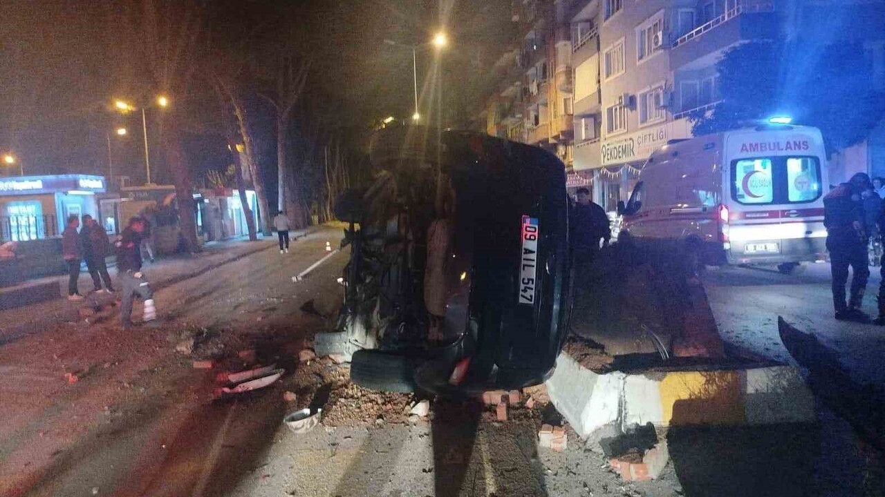 Nazilli'de Refüje Çarpan Otomobil Takla Attı: 2 Yaralı