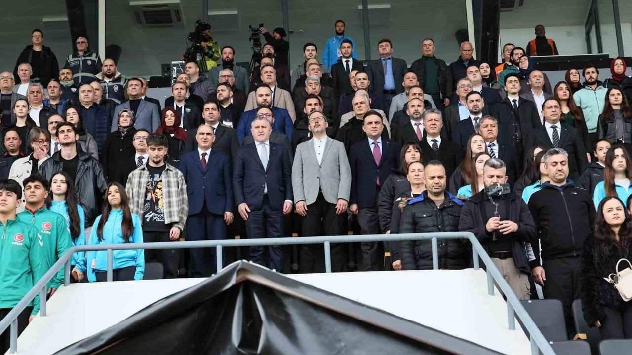 Nazım Yavuz Stadyumu Soma'da Açıldı: Bakan Osman Aşkın Bak Törende