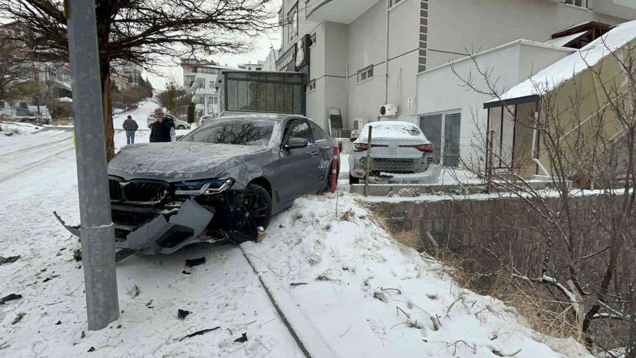 Nevşehir'de Buzlanma Kaza: Ağaç Faciayı Önledi — Güvenlik Kamerası Kaydı