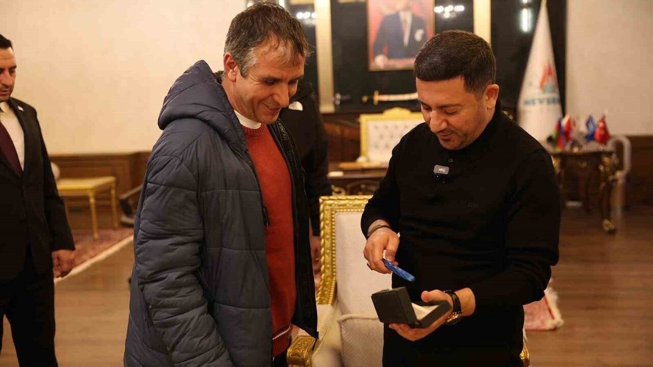 Nevşehir'de Halk Günü'ne Yoğun İlgi: Başkan Rasim Arı Vatandaşla Buluştu