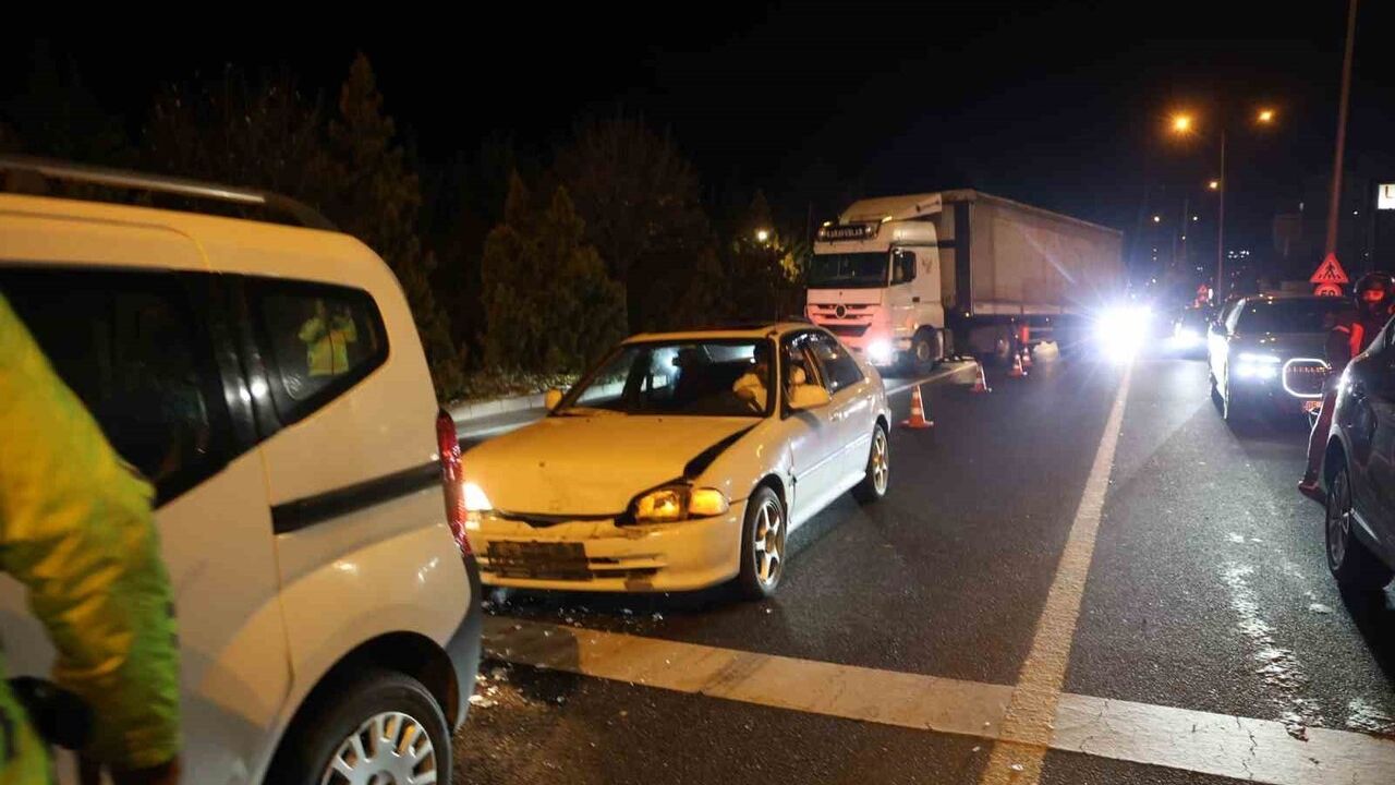 Nevşehir'de Kırmızı Işıkta Bekleyen Araca Arkadan Çarpan Otomobil: 1 Yaralı