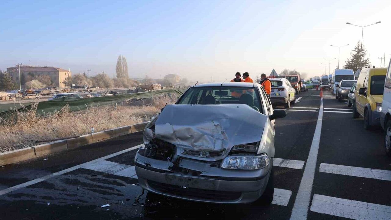 Nevşehir'de kırmızı ışıkta bekleyen minibüse arkadan çarpan otomobil: 3 yaralı
