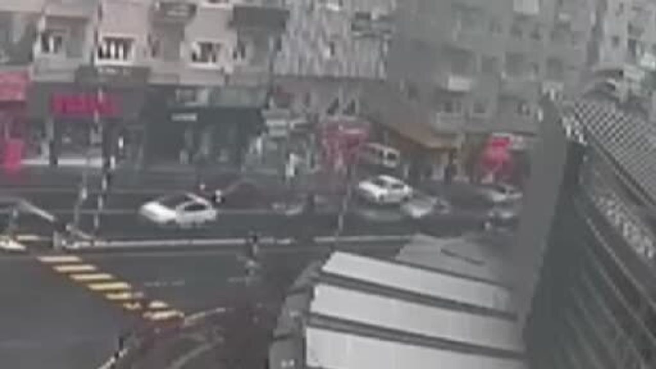 Nevşehir'de Kırmızı Işıkta Geri Giden Otomobil Dükkanın Camına Girdi