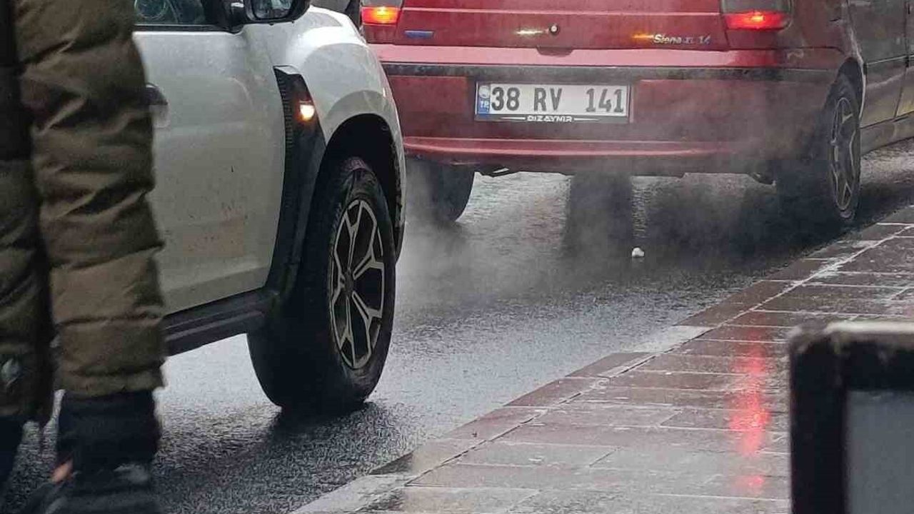 Nevşehir'de Otomobil Dükkanın Camına Girdi, Sürücü Kaçtı