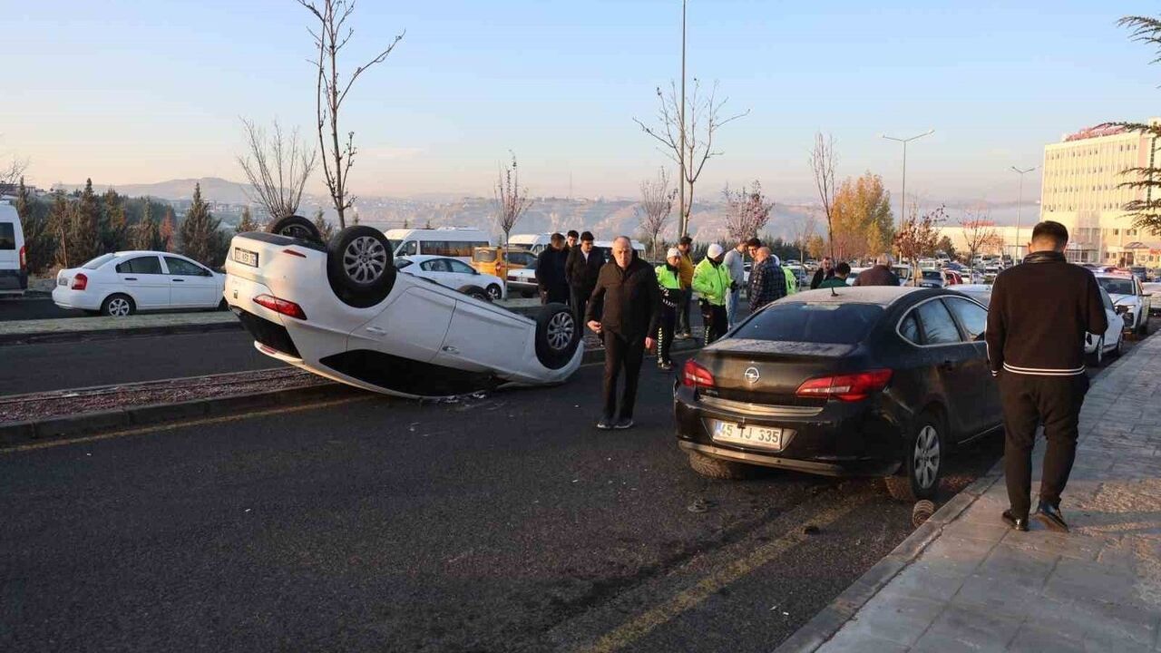 Nevşehir’de Park Halindeki Araca Çarpan Otomobil Takla Attı: 1 Yaralı