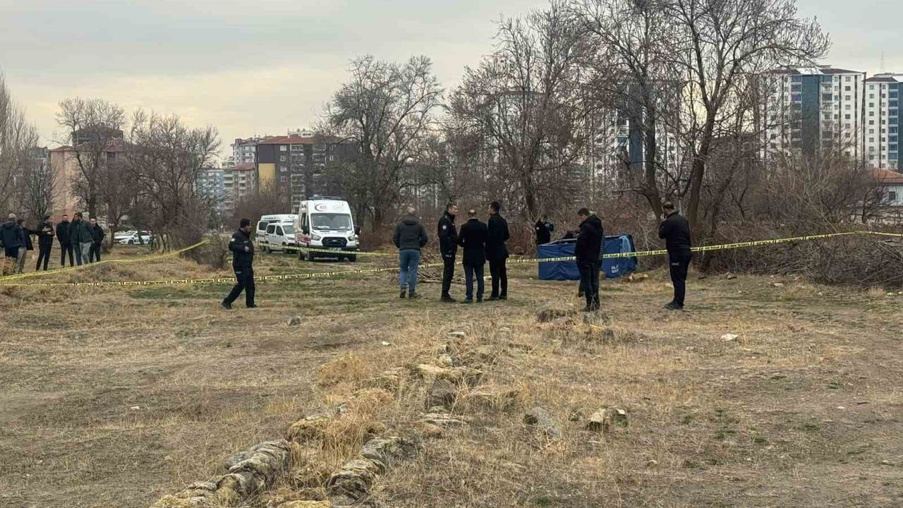 Niğde'de boş arazide erkek cesedi bulundu