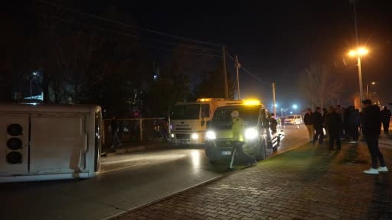 Niğde'de işçi servisi ile otomobil çarpıştı: 11 yaralı