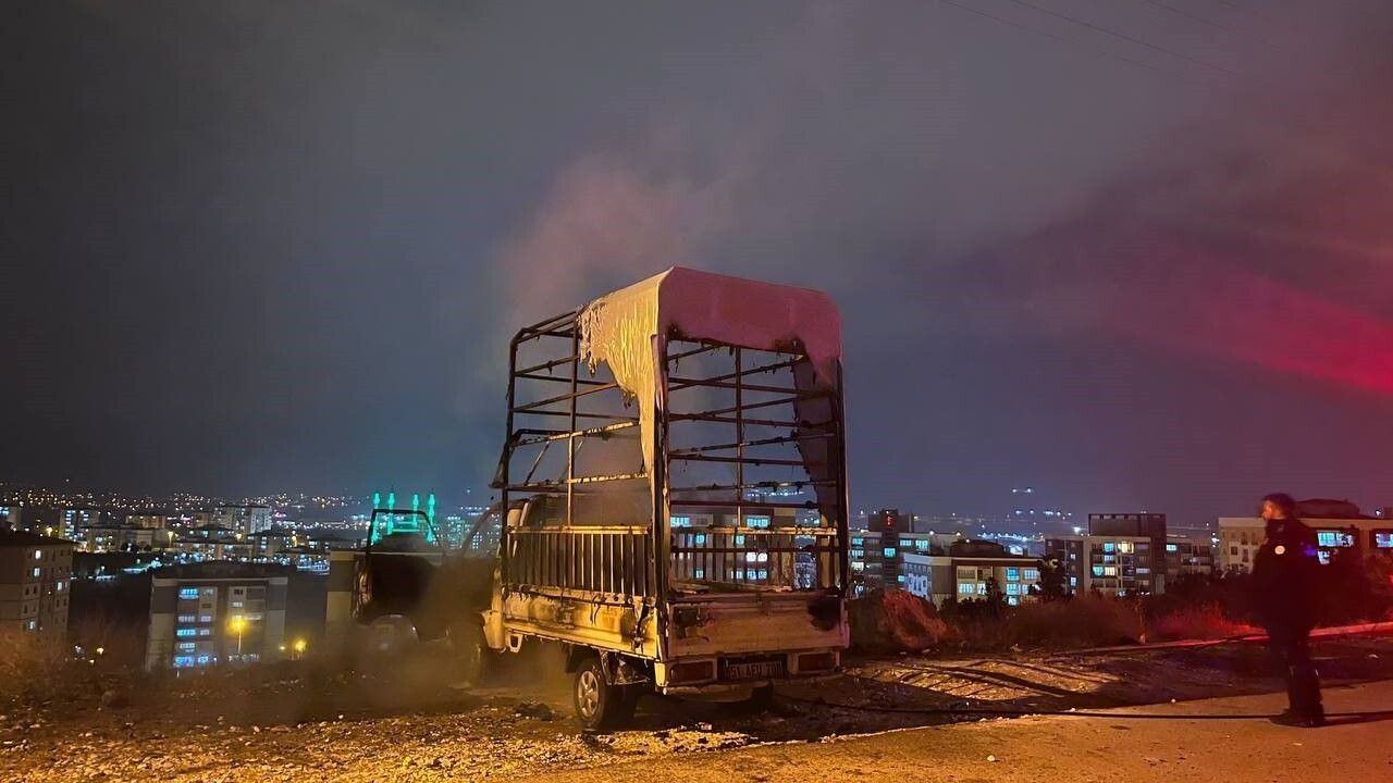 Niğde'de Park Halindeki Kamyonet Yangında Kullanılamaz Hale Geldi