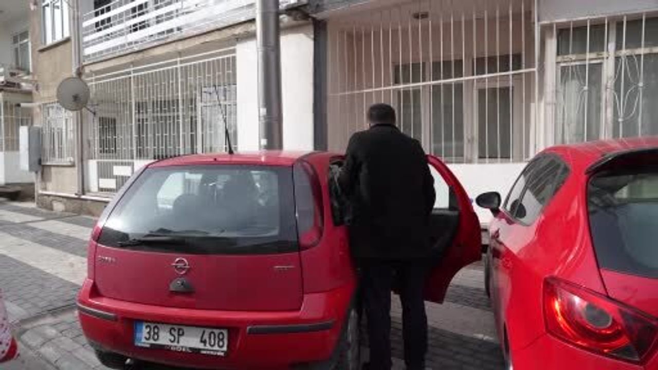 Niğde Ömer Halisdemir Üniversitesi, selebral palsi hastası Tuğba Ateş’e tekerlekli sandalye hediye etti