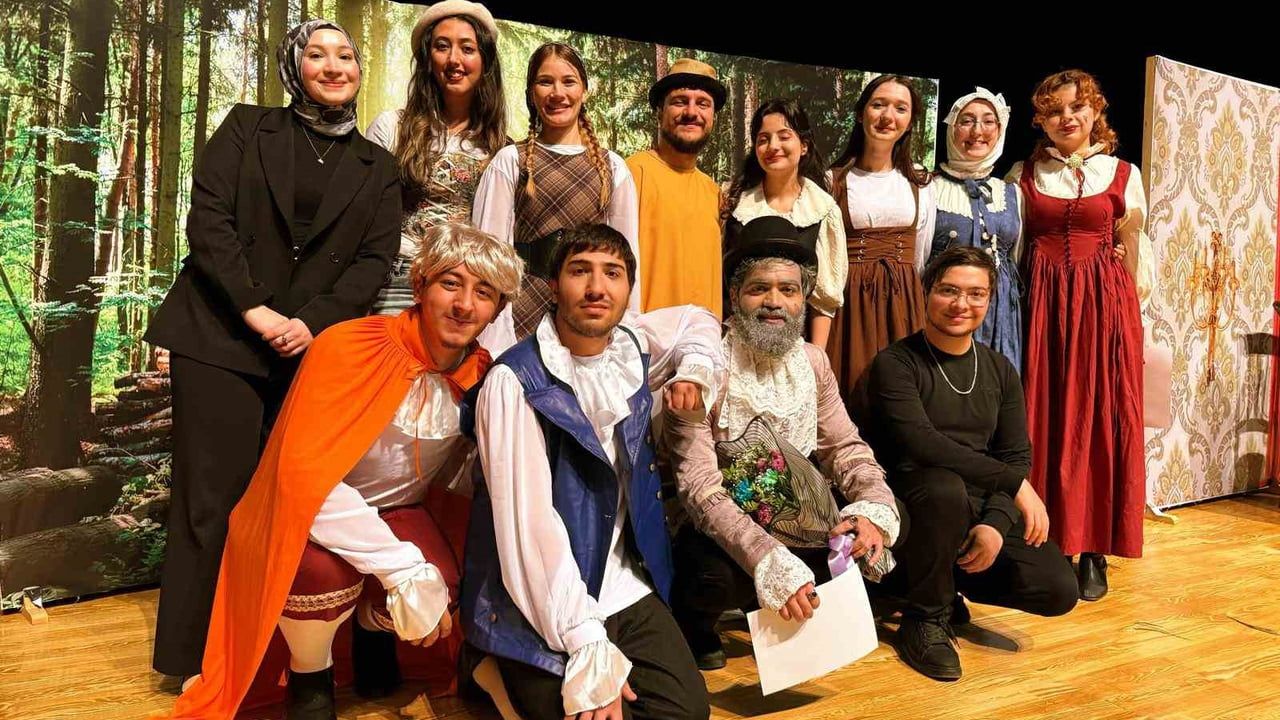 Niğde Ömer Halisdemir Üniversitesi 'Zoraki Hekim' ile Ayakta Alkışlandı