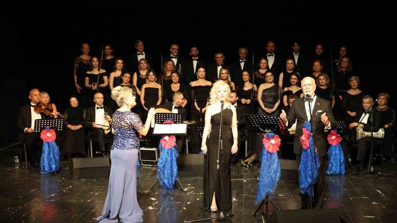 Nilüfer Belediyesi Türk Sanat Müziği Korosu 'Benzersiz Şarkılar' Konseriyle Büyüledi