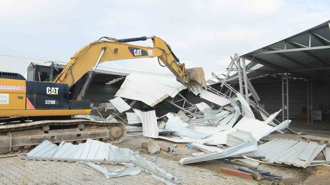 Nilüfer'de 2 Kaçak Depo Yıkıldı: Toplam 2 bin 250 metrekare