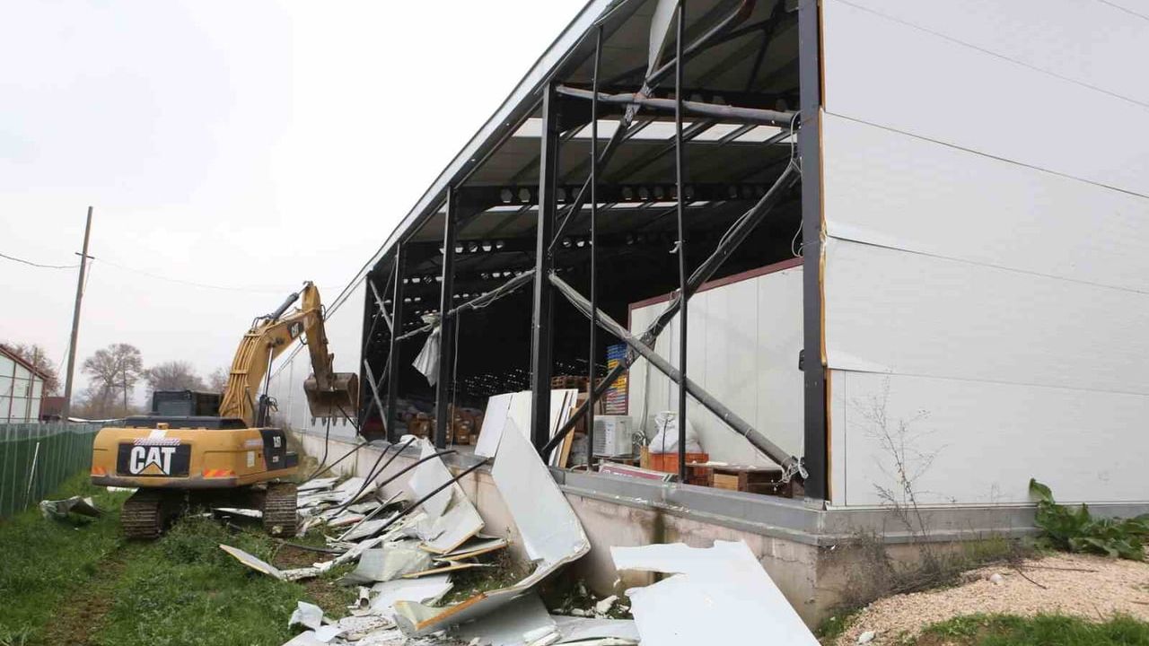 Nilüfer’de 4.800 m²’lik İki Kaçak İş Yeri Yıkıldı