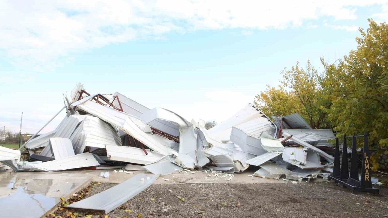 Nilüfer’de Kaçak Yapılara Geçit Yok: 3 İş Yeri Yıkıldı