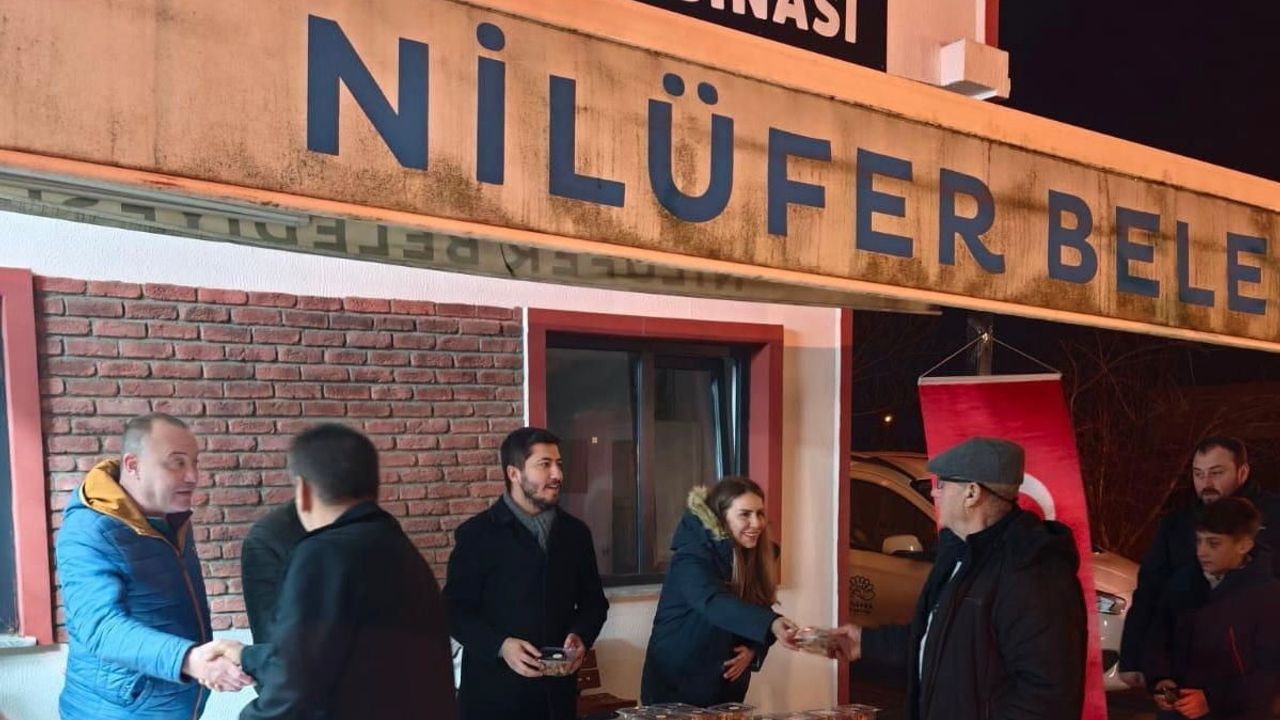 Nilüfer'de Regaip Kandili'nde 6 Bin Kandil Simidiyle Paylaşma Geleneği Sürdü