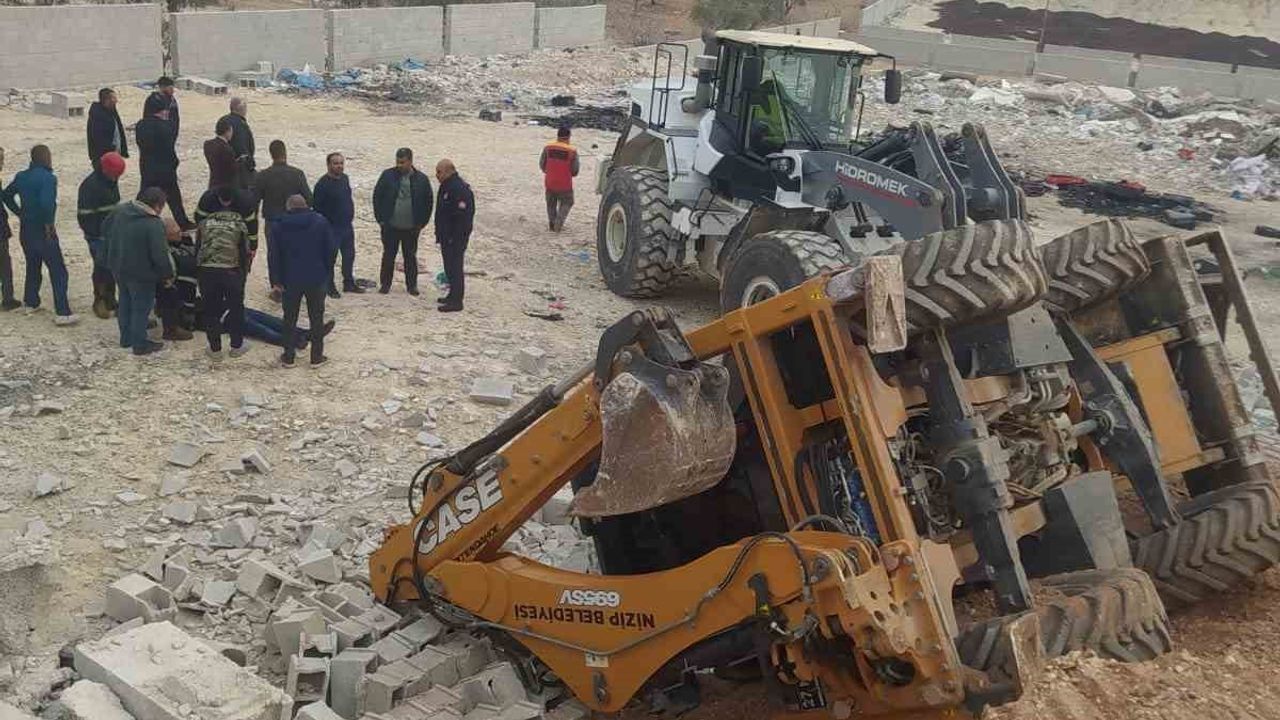 Nizip’te Yol Çökmesi: Kepçe Devrildi, Operatör Yaralandı