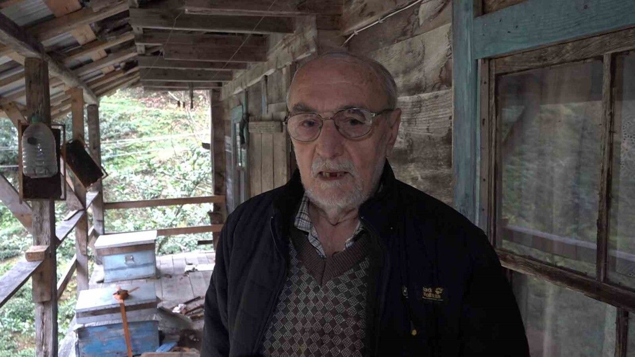 Of'ta Balkona Tırmanan Ayı Arı Kovanlarındaki Balları Kameraya Yansıdı