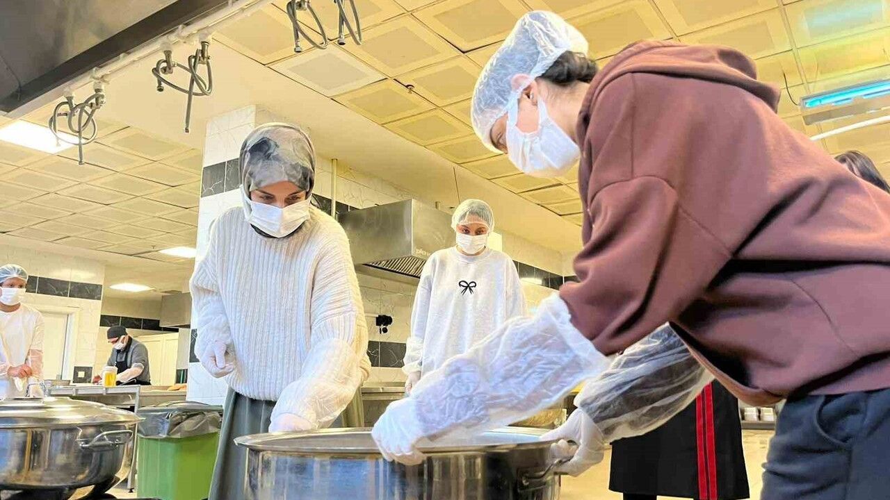 Öğrenciler 'Ninemin Tarifleri'yle Eskişehir'in Yöresel Lezzetlerini Pişirdi