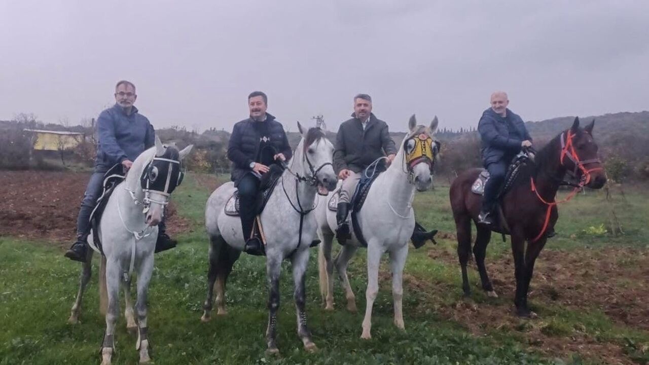 Oktay Yılmaz ve Ercan Özel At Gezisiyle Stres Attı