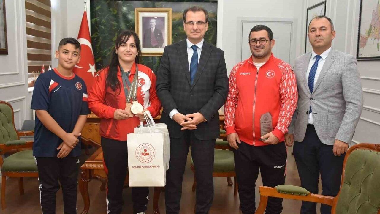Olimpiyat Madalyalı Judocu Yadigar Talayhan'a Kaymakam Güldoğan'dan Plaket